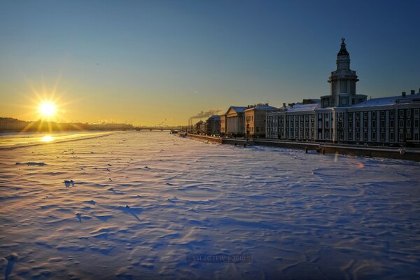 Puesta de sol de invierno en San Petersburgo