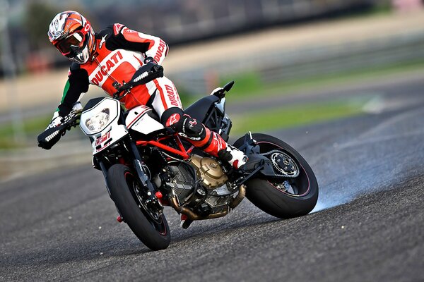 Motociclismo, un hombre en una motocicleta compite