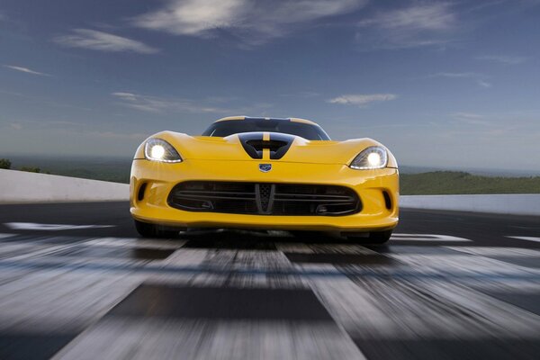 Supercar Dodge Viper à la vitesse avec les phares allumés