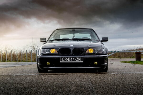 Bmw E46 su asfaltata grigia con fari tuning