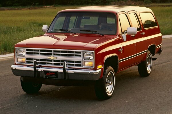 Ein roter Chevrolet auf der Straße von 1982