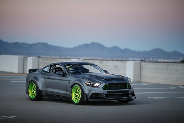 Ford Mustang con hermosos discos de color verde ácido