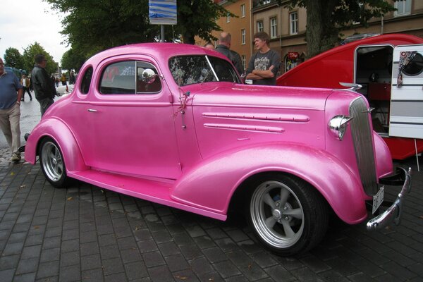 Pink car at the big building