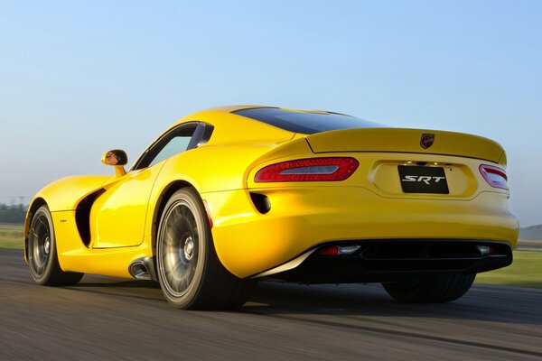 Image de conduite jaune auto Vipère gts