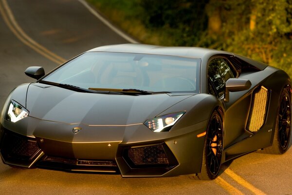 Lamborghini opaca al tramonto