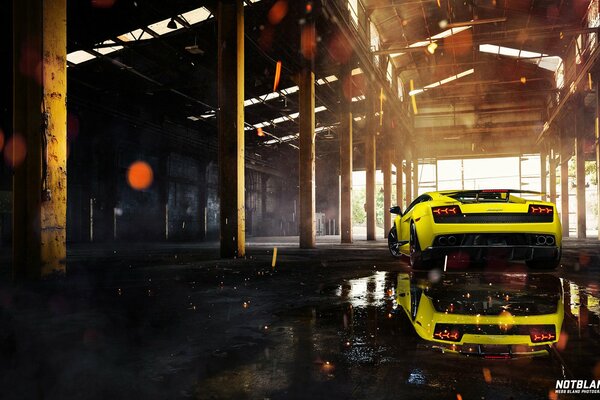 Voiture jaune dans le hangar se reflète dans le sol brillant