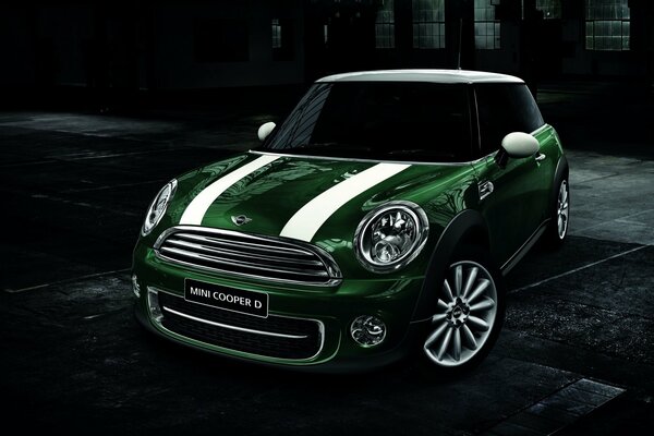 Mini Cooper verde su sfondo scuro