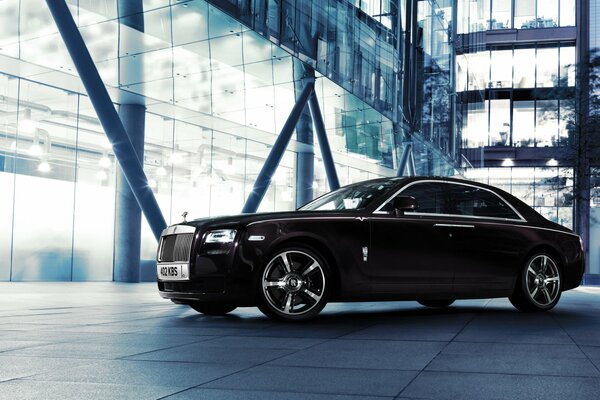 Rolls royce na tle niebieskiego salonu samochodowego