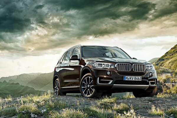 Schwarzes Auto BMW X5. Desktop-Hintergrund