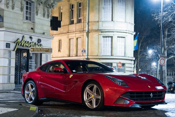 Ferrari rouge Berlinetta dans la rue