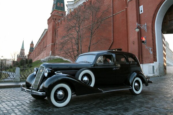 Rare Zis 1936 against the background of the Kremlin