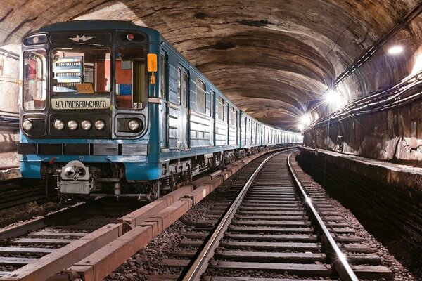 Tunnel della metropolitana. Treno blu