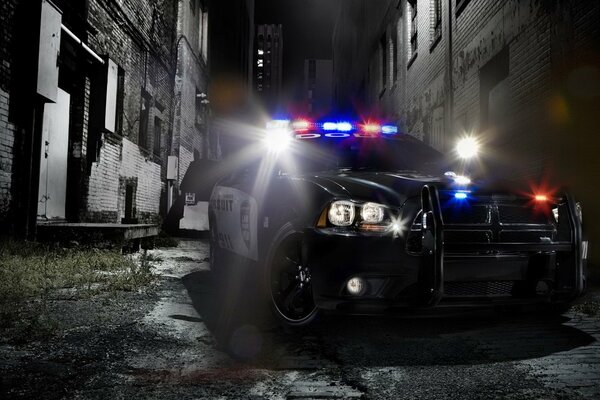 Voiture de police avec clignotant dans la nuit