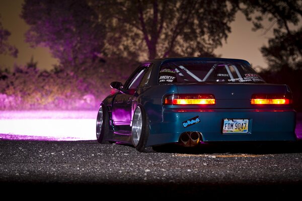 Nissan en la luz de la noche es hermoso