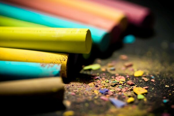 Trucioli di pastelli colorati sul terreno