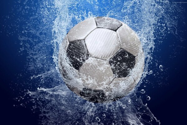 Pallone da calcio in spruzzi d acqua