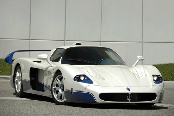 Фото автомобиля мазерати mc12 белый синий