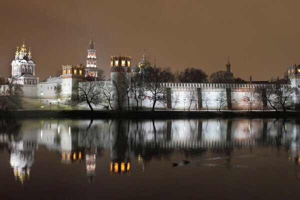 Monastero di Novodevichy la sera vicino al fiume