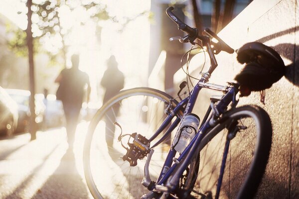 Sportfahrrad, das unter der Morgensonne steht