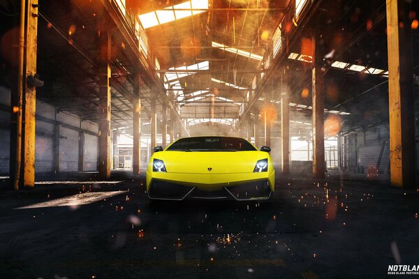 Voiture de sport jaune debout dans un hangar