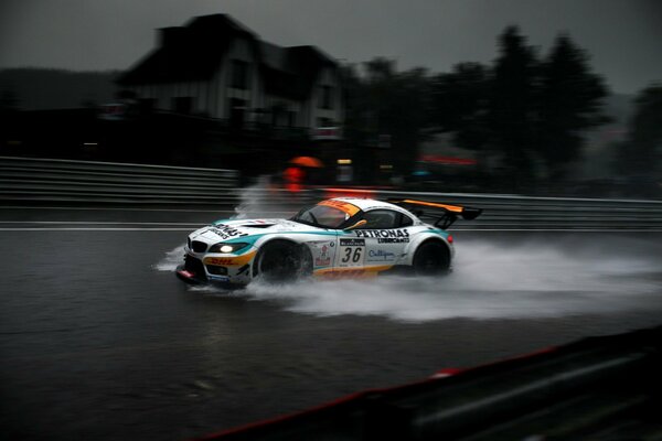 BMW im Regen auf der Strecke