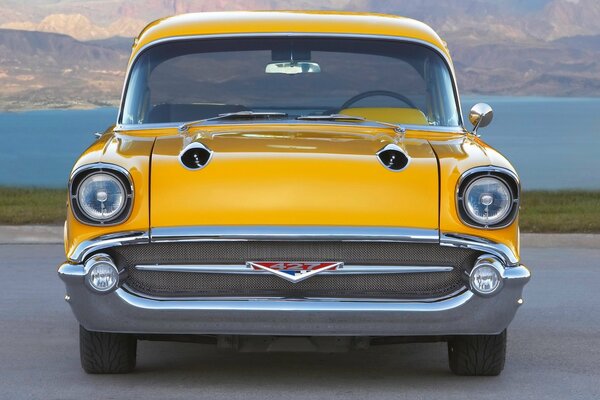 Coche retro chevrolet amarillo