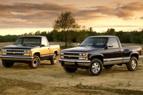 Chevrolet-1500. Coucher de soleil dans le champ de printemps