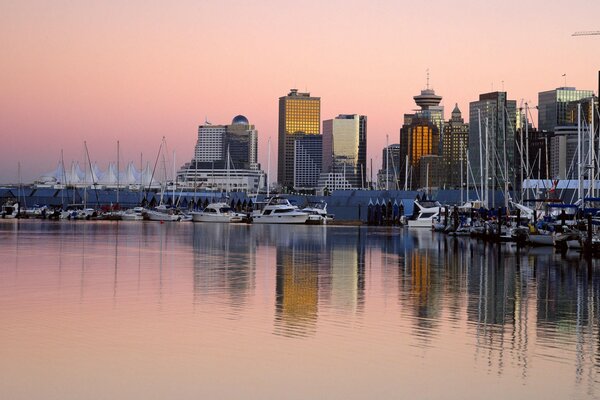 Puerto tranquilo en Vancouver (Canadá)