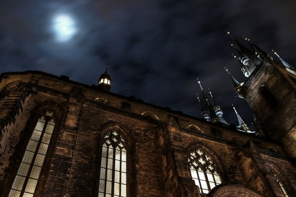 Cathédrale avec vue d en bas de la nuit