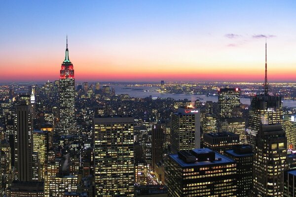 Le luci serali di NYC sono affascinanti