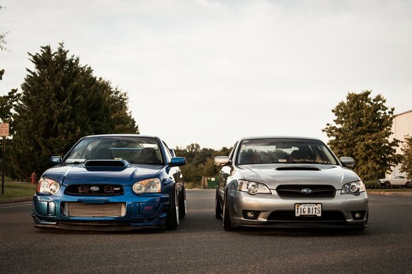 Zwei Luxusautos - links blau, rechts Silber