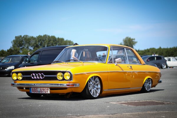 Audi amarillo discreto en la ciudad