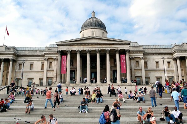 Persone sui gradini della National Gallery di Londra