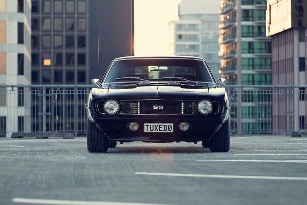 Paysage urbain. Noir chevrolet camaro