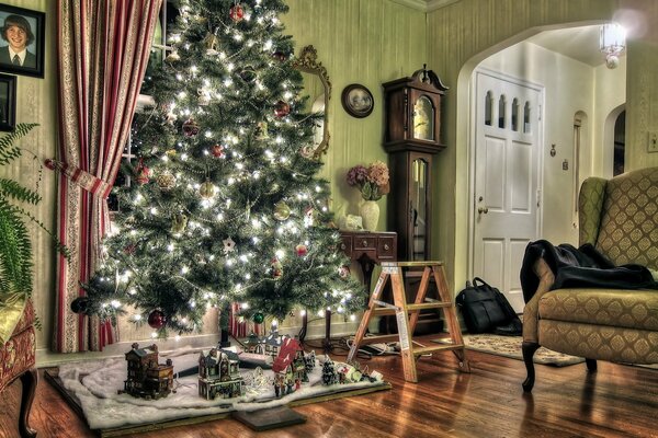 Camera accogliente con divano, albero di Natale e decorazioni natalizie