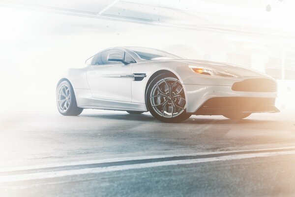 Aston Martin Vanquish argent