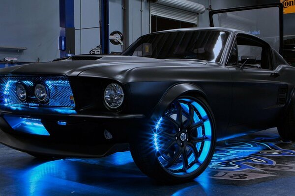 Mustang Shelby con luci al neon in officina