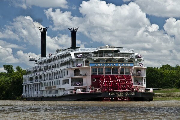 El barco de vapor American Queen hizo su primera salida