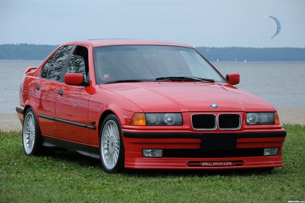 Voiture BMW sur l herbe près de l eau