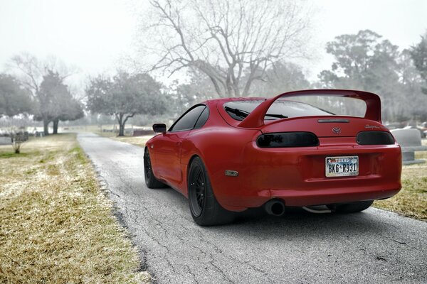 La Toyota Supra rossa si è fermata su una strada vuota