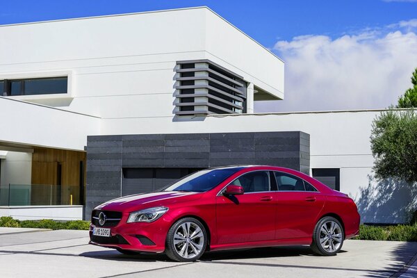 Mercedes-benz rouge sur fond de bâtiment