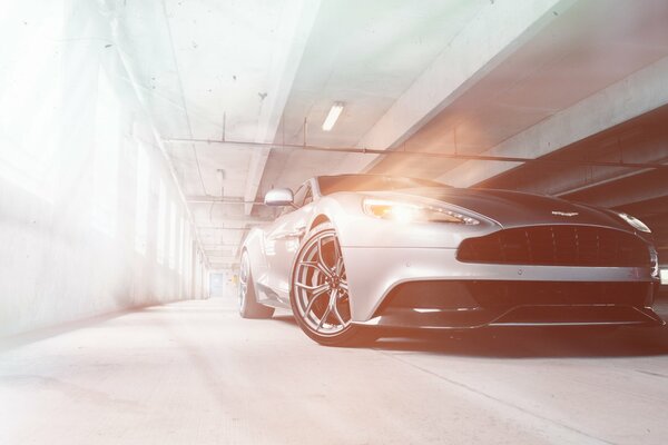 Silberner Aston Martin vanquish