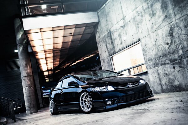 Honda civic sur fond de dalles de béton dans le hangar