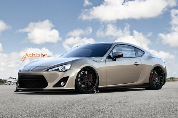 Toyota GT86 grigio in un nuovo design contro il cielo