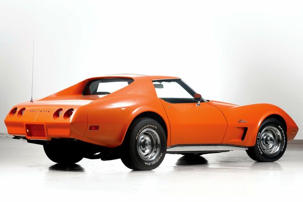 Vieille Corvette, orange, pour deux, grande antenne