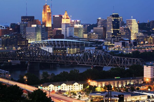 Cincinnati abendliches Kentucky aus der Höhe