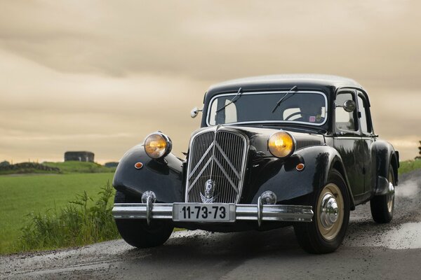 Citroën noir sur route mouillée