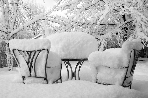 Flauschiger Schnee wickelte die Straßen um