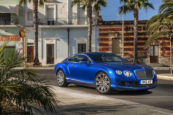 Bentley bleu sur les routes de la ville du Sud