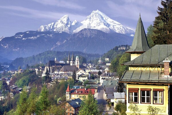 Montañas y bosques en primavera en Alemania